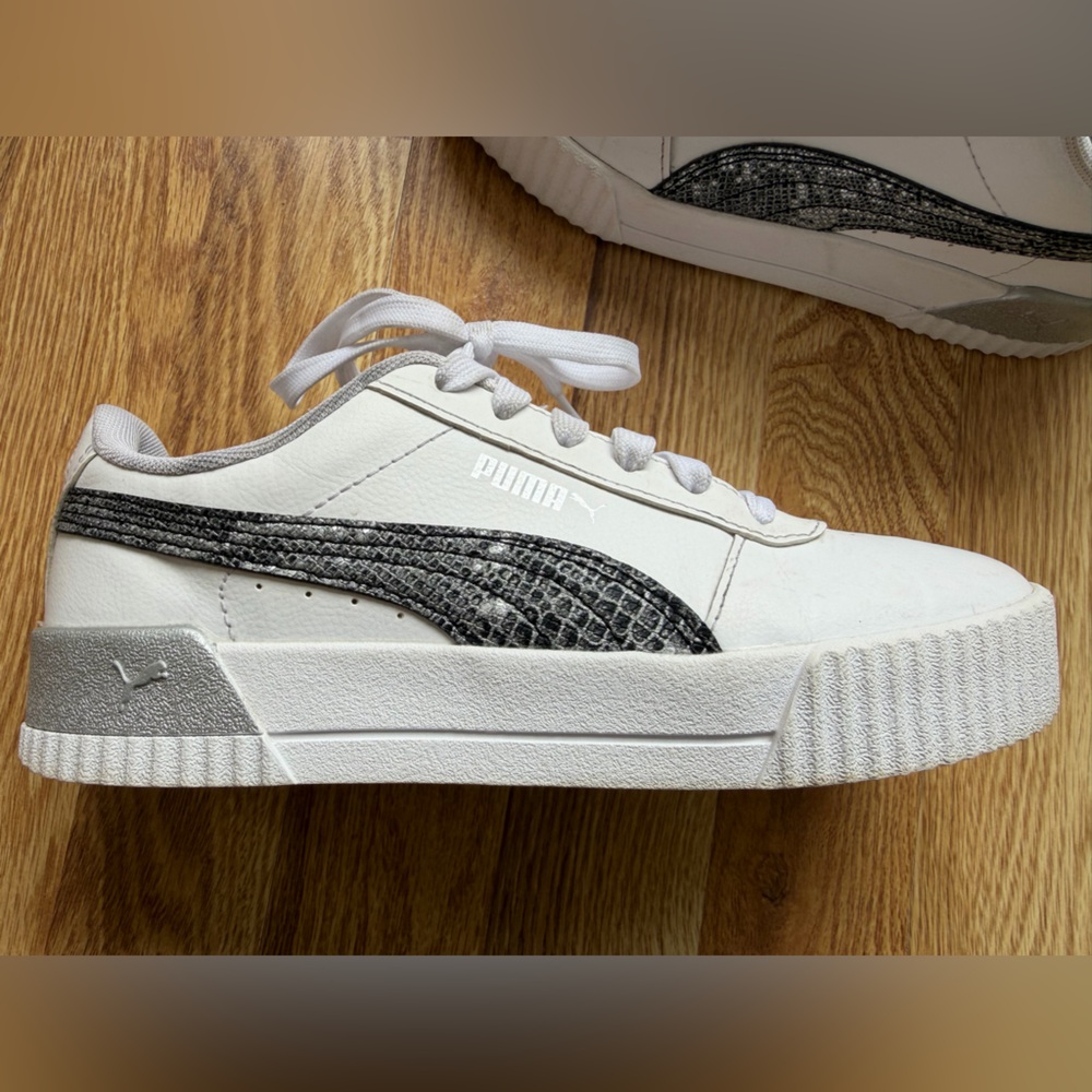 Puma White Low-Top Sneaker with Gray Silver Accent Size 6.5 Women’s